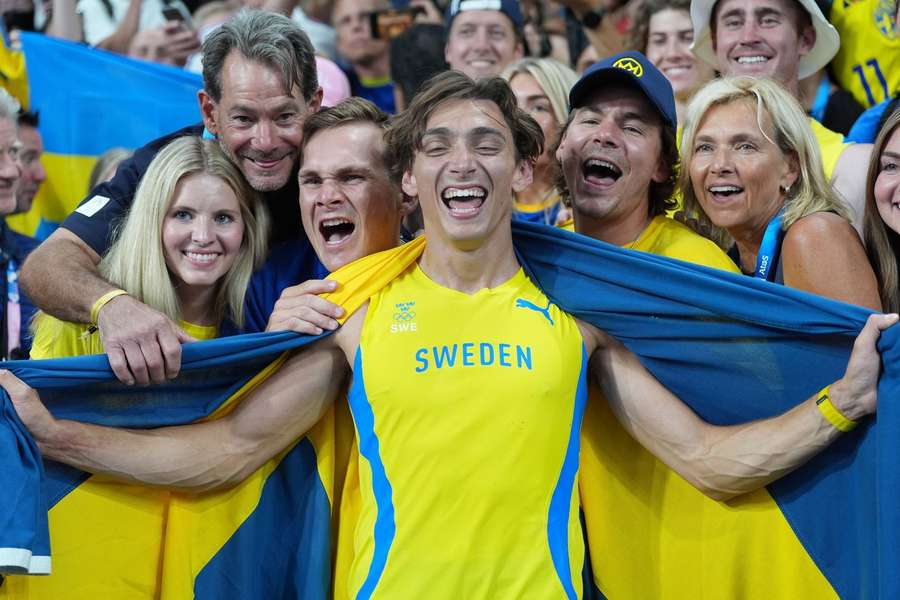 Duplantis repite oro olímpico y eleva su récord mundial a 6,25 m