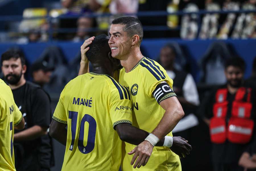 Cristiano Ronaldo abraça Mané após gol na Liga Saudita Cristiano Ronaldo abraça Mané após gol na Liga Saudita