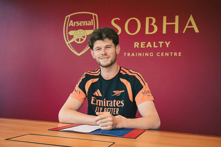 Meslier assinou pelo Arsenal Meslier assinou pelo Arsenal