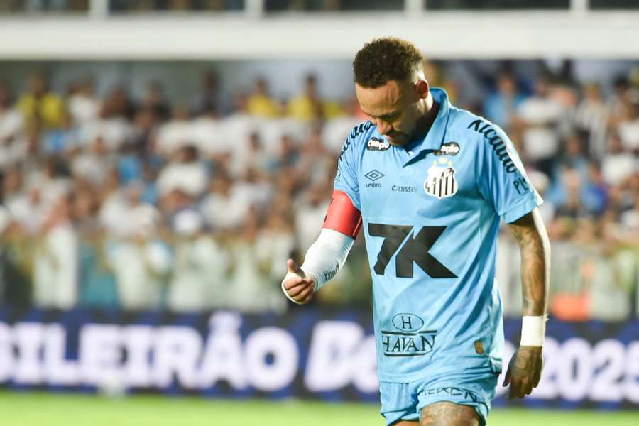 Neymar părăsește terenul din Vila Neymar părăsește terenul din Vila