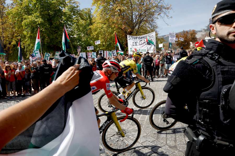 La UCI ha criticado con dureza al presidente español por apoyar las manifestaciones propalestinas en La Vuelta