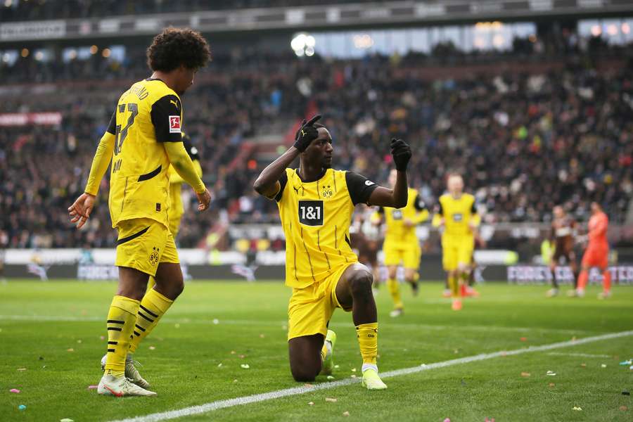 Serhou Guirassy, del Borussia Dortmund, celebra el primer gol de su equipo contra el St. Pauli.