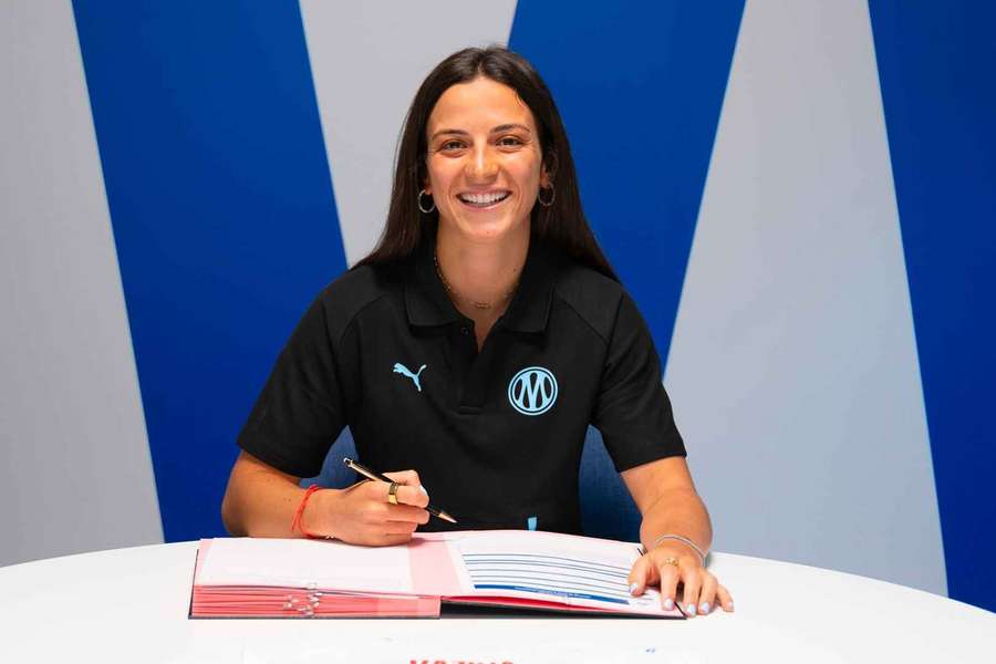 Beatriz Fonseca na assinatura do contrato Beatriz Fonseca na assinatura do contrato