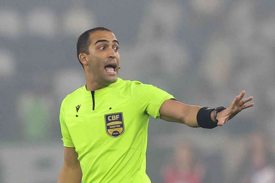 Os árbitros picotam demais as partidas no Brasil?