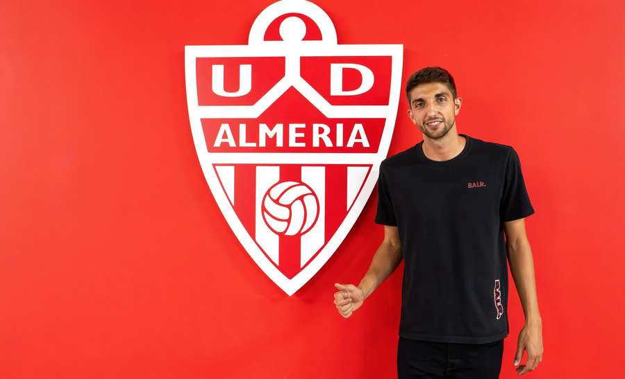Édgar, con su nuevo club, el Almería