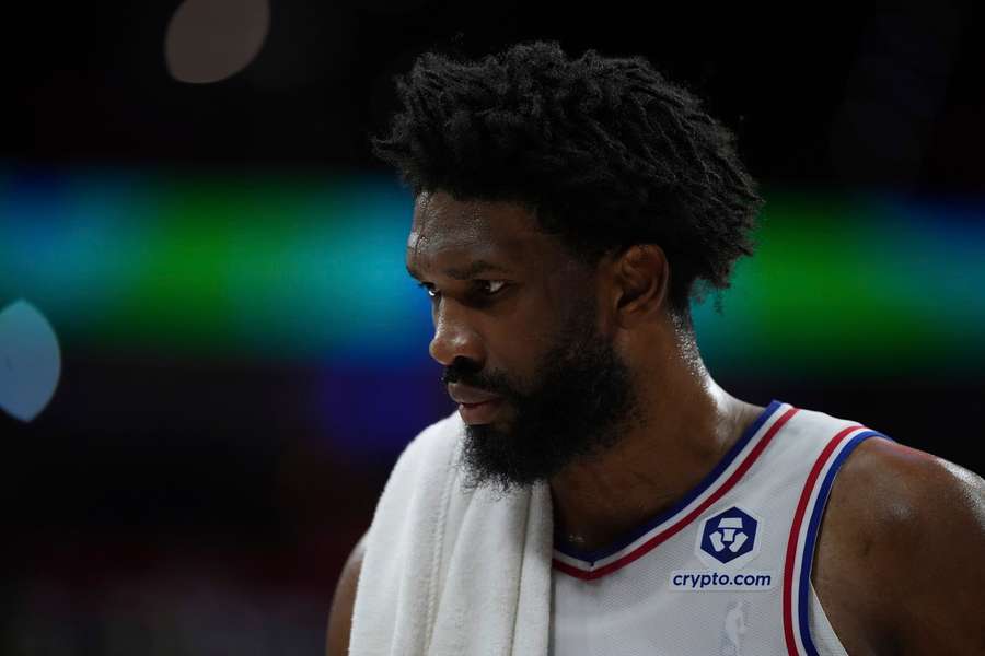 Embiid potřebuje další operaci. Embiid potřebuje další operaci.