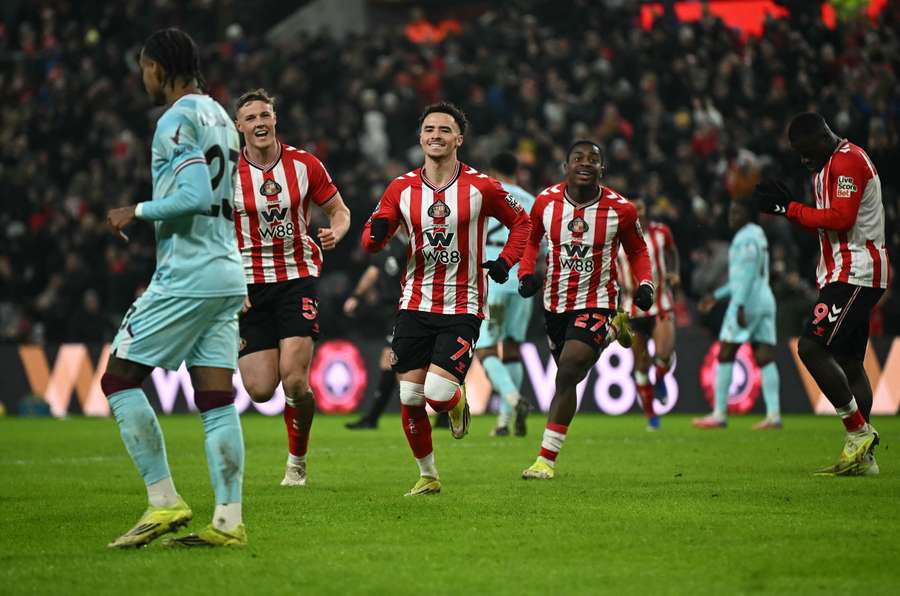 Sunderland bate o Burnley e entra na luta europeia