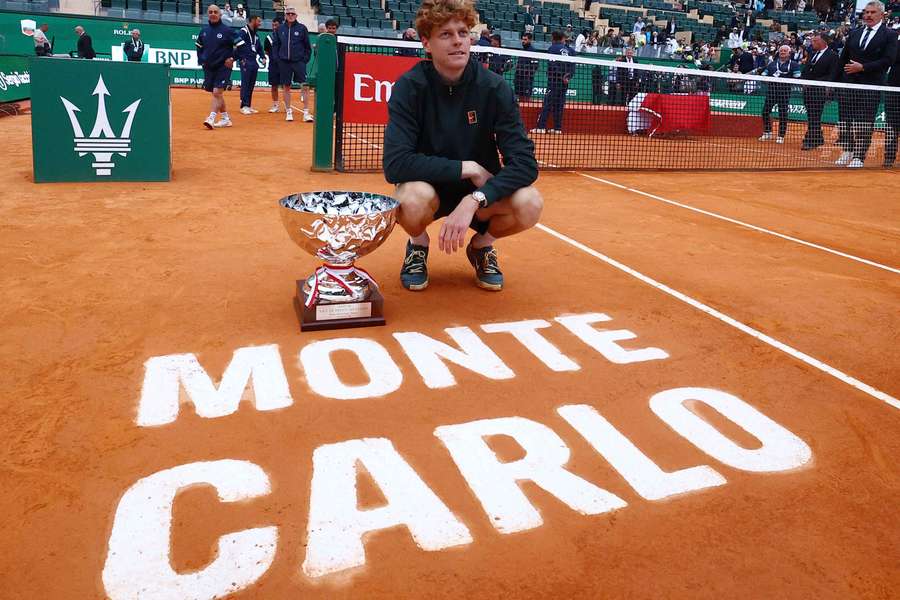 Sinner s trofejou. Sinner s trofejou.