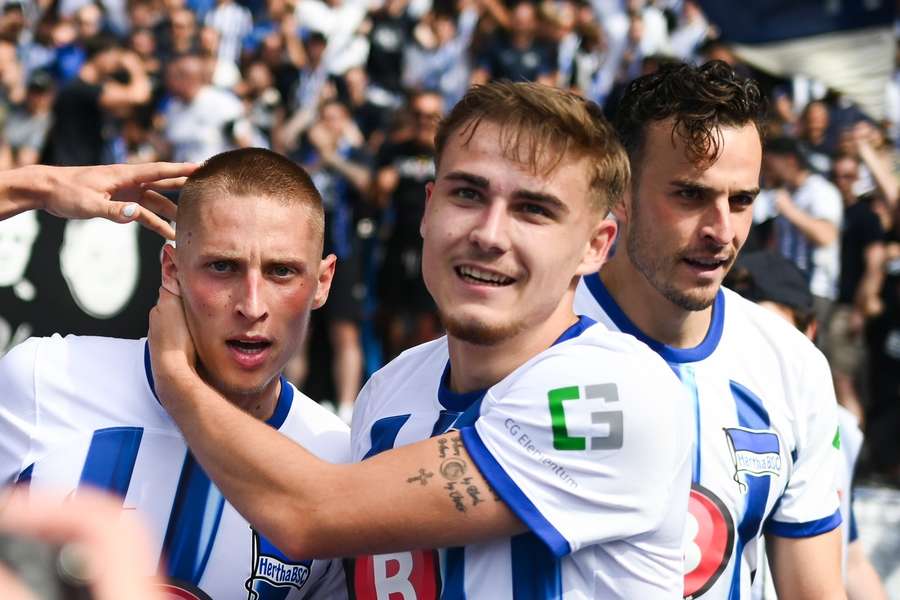 Die Hertha-Spieler feiern das zwischenzeitliche 3:0 durch Palko Dardai (l.).