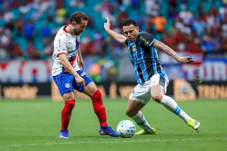 Everton Ribeiro foi um dos vaiados pela torcida baiana