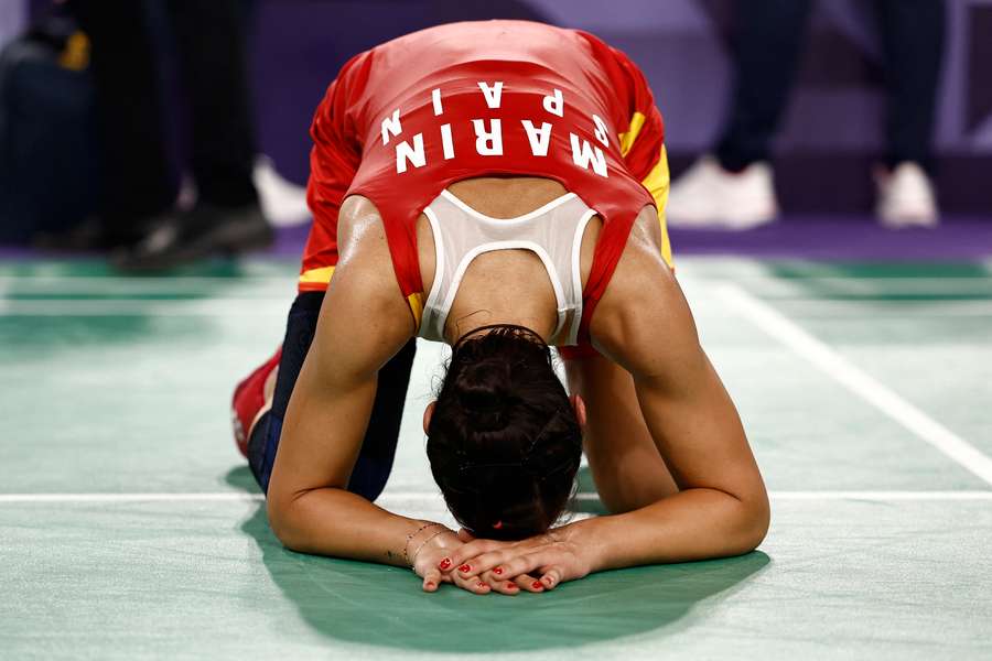 Carolina Marín, en larmes sur le terrain.