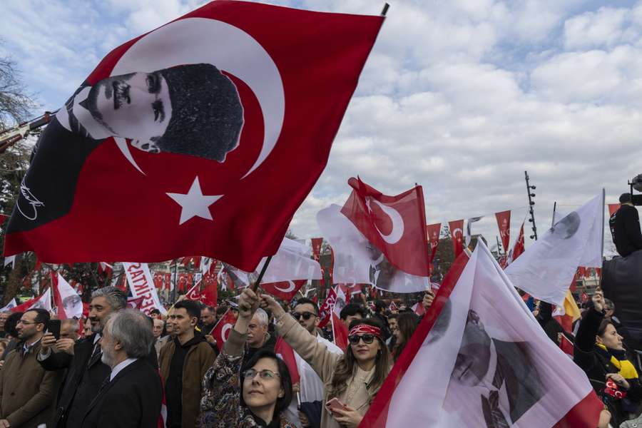 Steunbetuigingen van fans na de afgelasting met vlaggen met daarop de beeltenis van Mustafa Kemal Ataturk