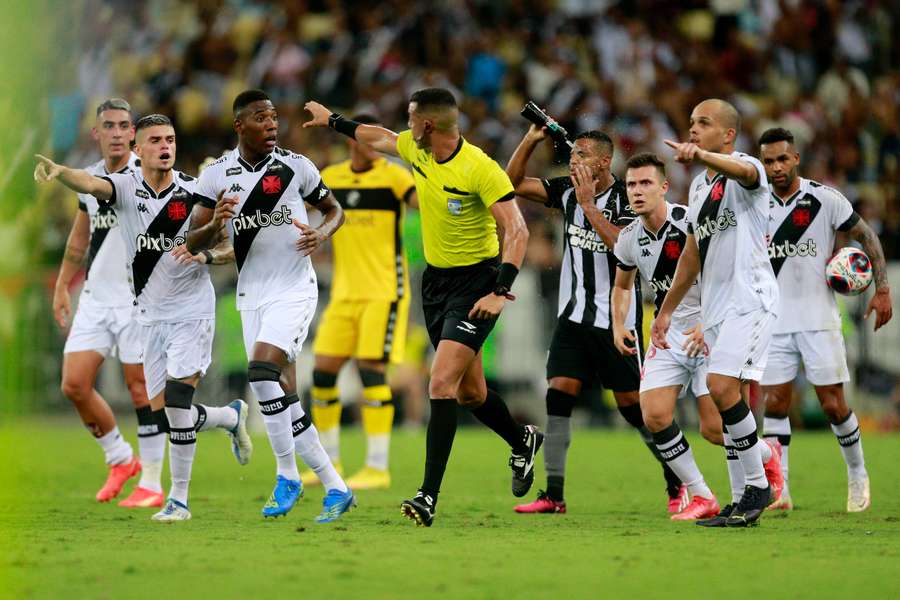 Arbitragem teve muito trabalho em clássico agitado