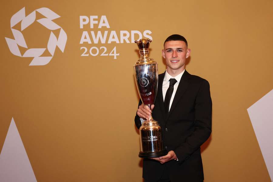 Phil Foden met zijn trofee