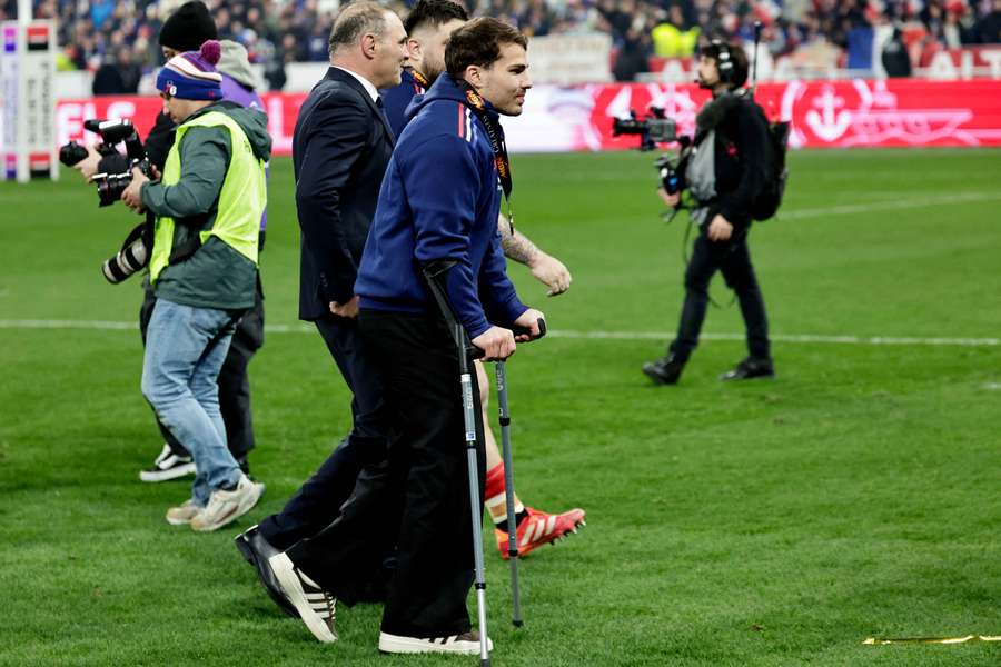 Antoine Dupont en béquilles lors du Tournoi des Six Nations.
