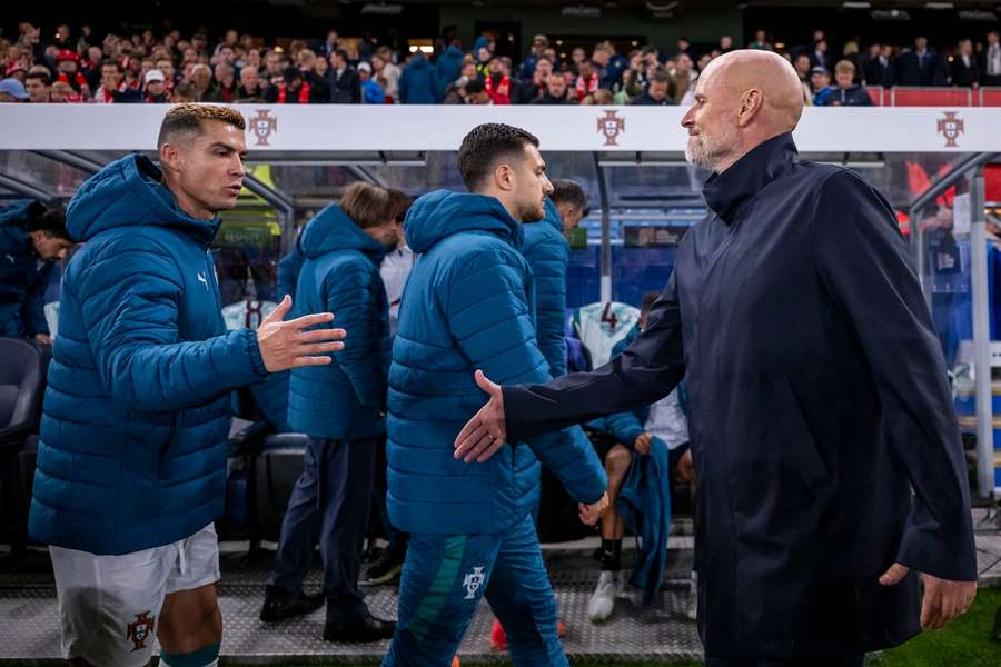 Cristiano Ronaldo cumprimentou Stale Solbakken, selecionador da Noruega Cristiano Ronaldo cumprimentou Stale Solbakken, selecionador da Noruega