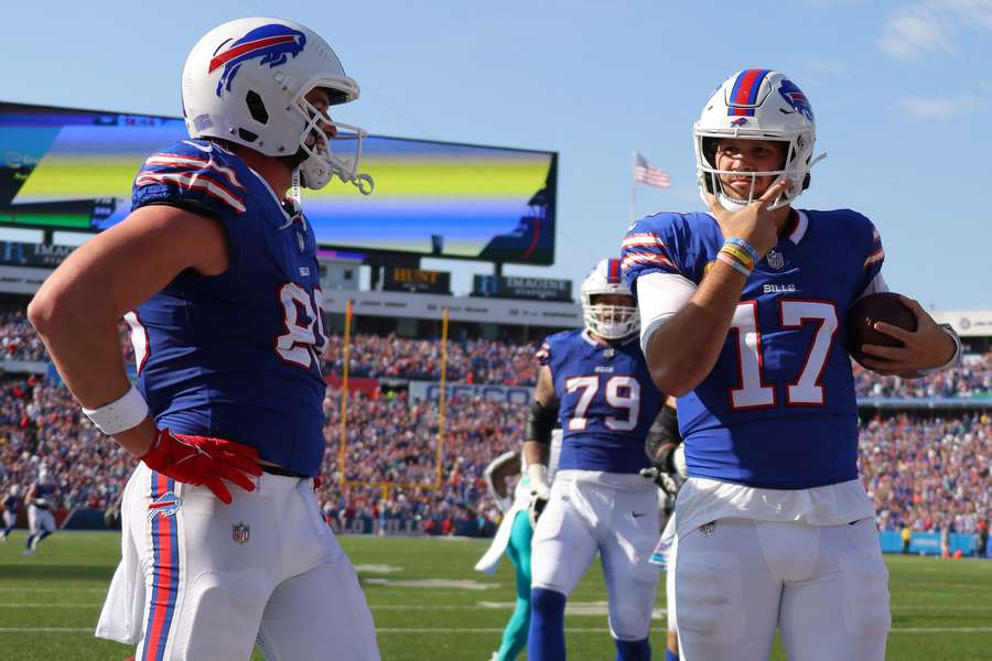 Josh Allen viert een touchdown run in de gewonnen wedstrijd tegen de Miami Dolphins vorige week Josh Allen viert een touchdown run in de gewonnen wedstrijd tegen de Miami Dolphins vorige week