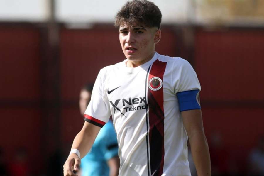 Baran Yildiz, médio turco de 18 anos