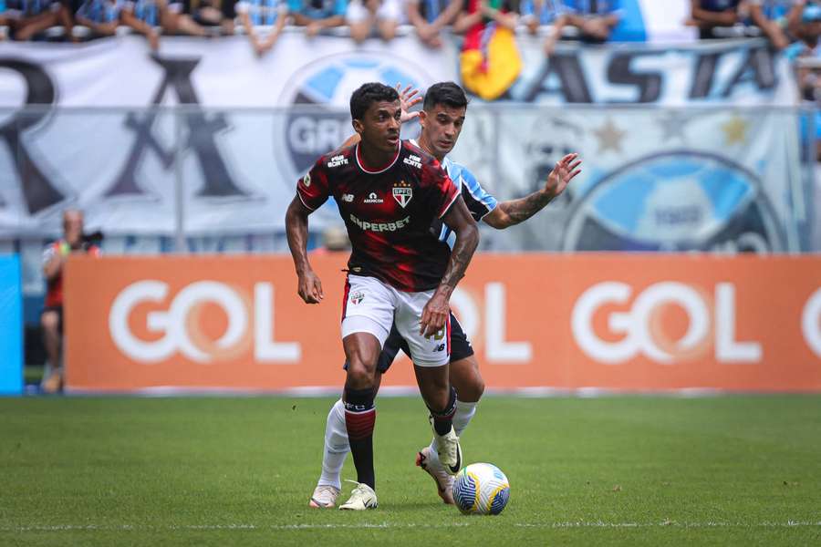 Luiz Gustavo fez o gol do São Paulo na etapa final