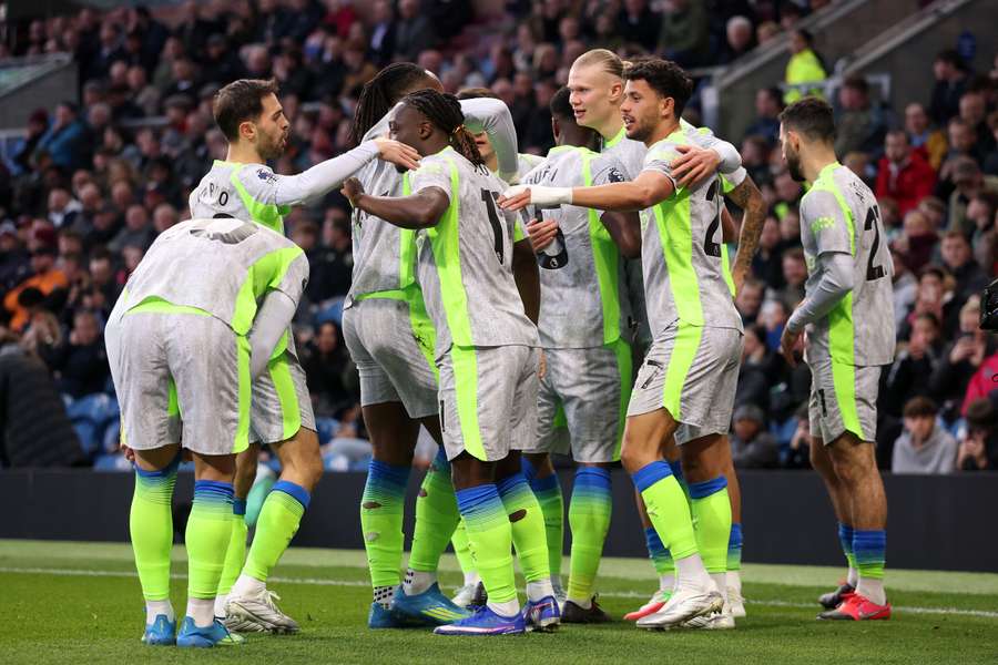 Hráči Manchester City oslavují ranku proti Burnley.