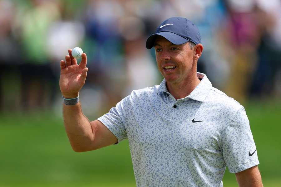 Rory McIlroy toont de bal waarmee hij een hole-in-one sloeg