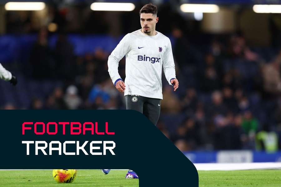 Pedro Neto warming up