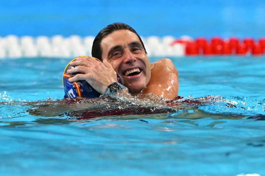 Miki Oca, celebrando en la piscina de París el oro olímpico