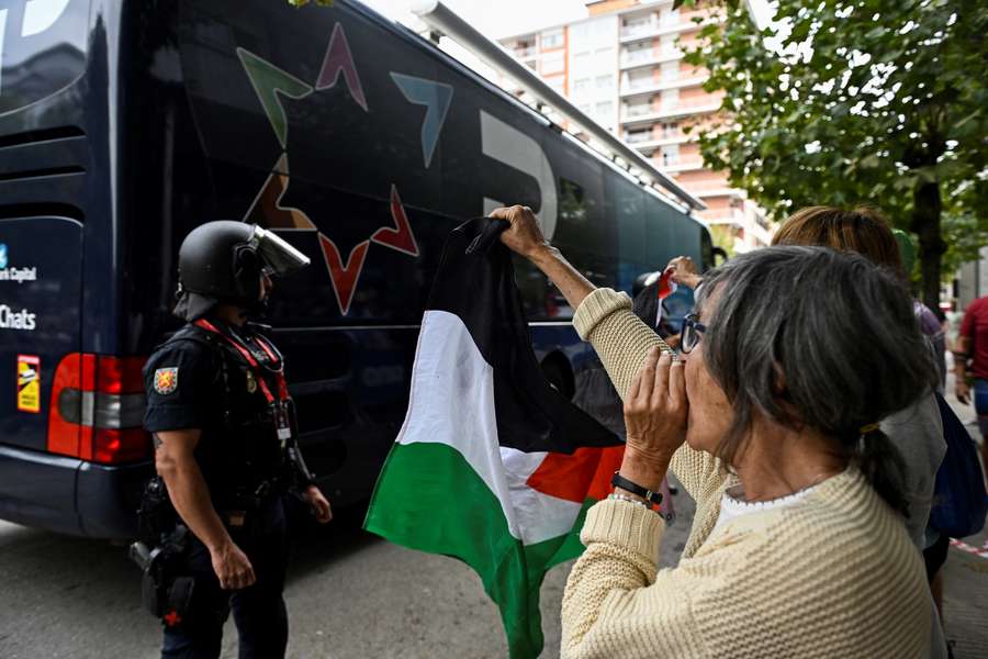 Des manifestants propalestiniens devant le bus d'Israel PT jeudi.