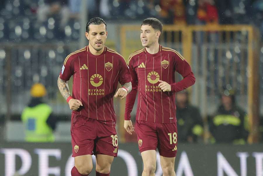 Paredes y Soule celebrando el gol romano