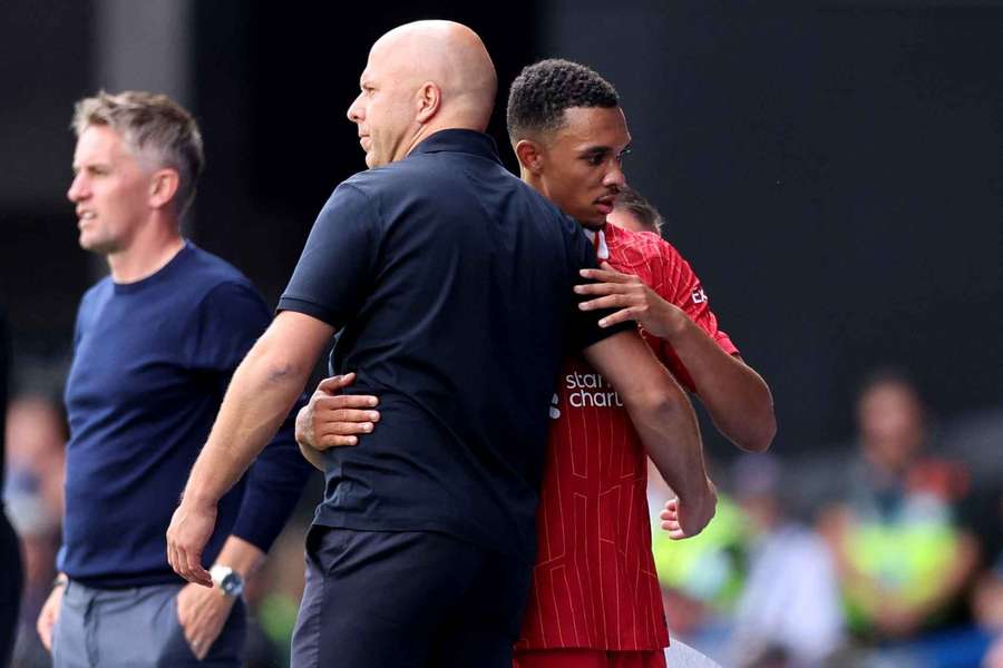 Arne Slot com Alexander-Arnold depois de ter sido substituído