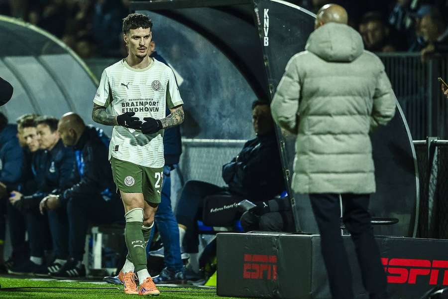 Dennis Man părăsește terenul