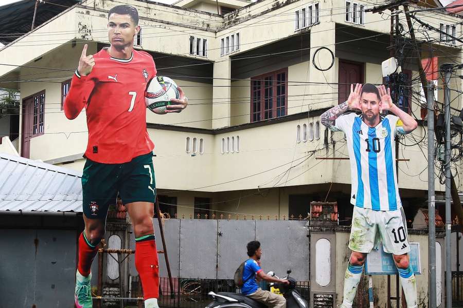 Carteles del Mundial en la India con Cristiano y Messi Carteles del Mundial en la India con Cristiano y Messi
