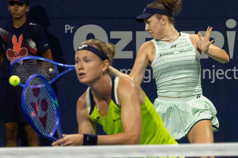 Linda Nosková a Marie Bouzková během zápasu prvního kola. Linda Nosková a Marie Bouzková během zápasu prvního kola.
