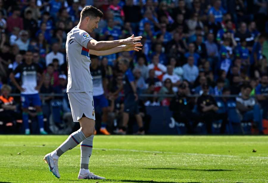 Lewandowski, mirando al césped seco del Coliseum