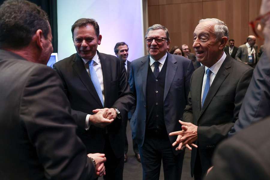 Luís Montenegro, primeiro-ministro, ao lado de Durão Barroso e Marcelo Rebelo de Sousa