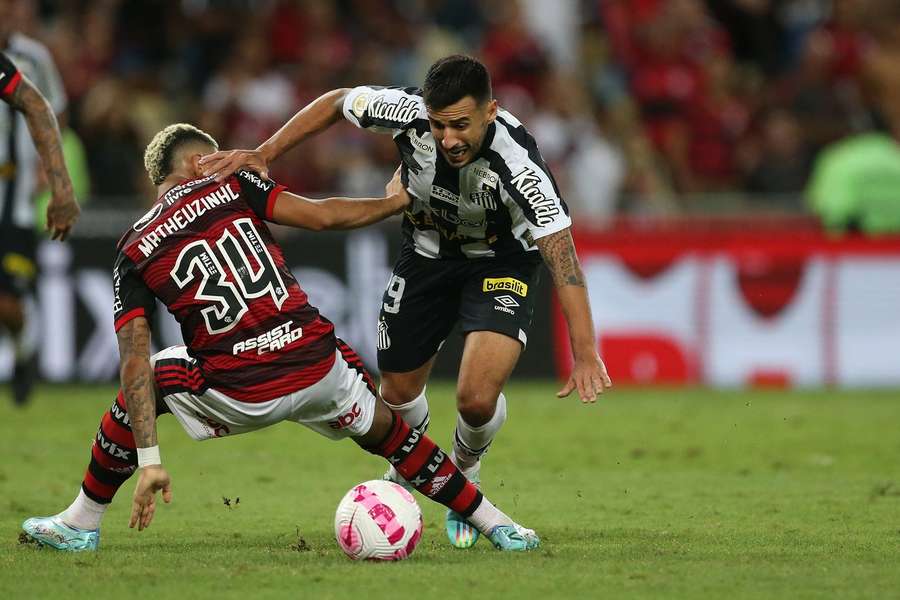 VAR de Fla x Santos ignora pênalti após "tropeço" de Camacho: ouça o áudio