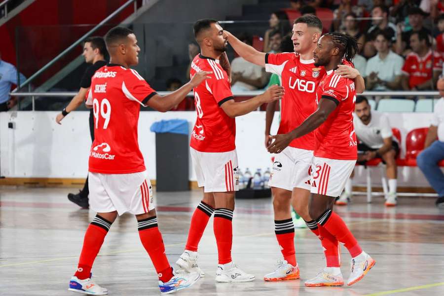 Pany Varela festeja com os companheiros do Benfica