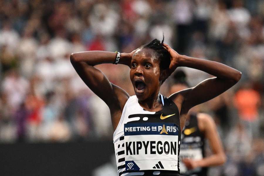 Faith Kipyegon kunne knapt tro sine egne øjne, da hun krydsede målstregen og så sin tid fredag i Paris.