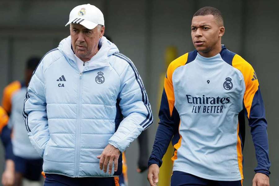 Carlo Ancelotti, junto a Kylian Mbapé.