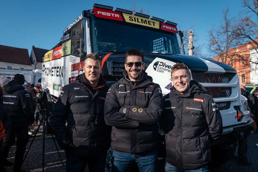 Martin Macík (uprostřed) se chystá na Dakar. Martin Macík (uprostřed) se chystá na Dakar.