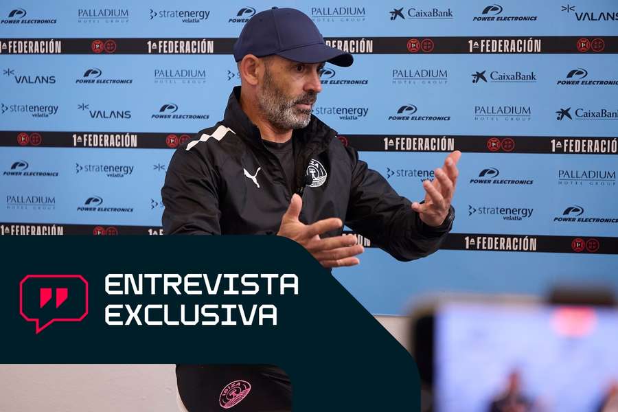 Paco Jémez, gesticulando durante la entrevista con Flashscore