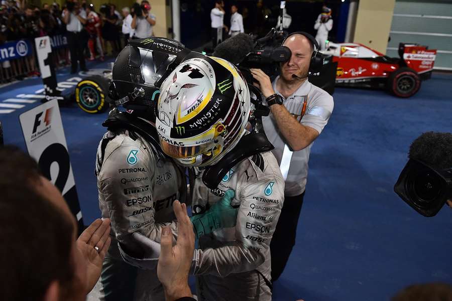 Hamilton gratuliert Rosberg zum Titel 2016