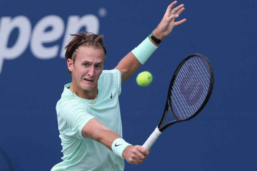 Sebastian Korda postoupil po velké bitvě do druhého kola.