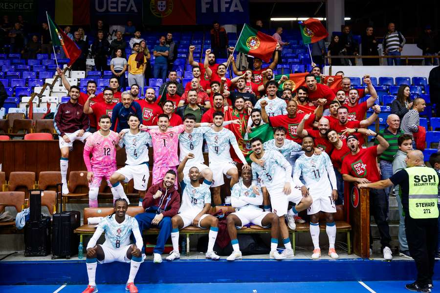 Equipa portuguesa celebrou com os adeptos presentes Equipa portuguesa celebrou com os adeptos presentes