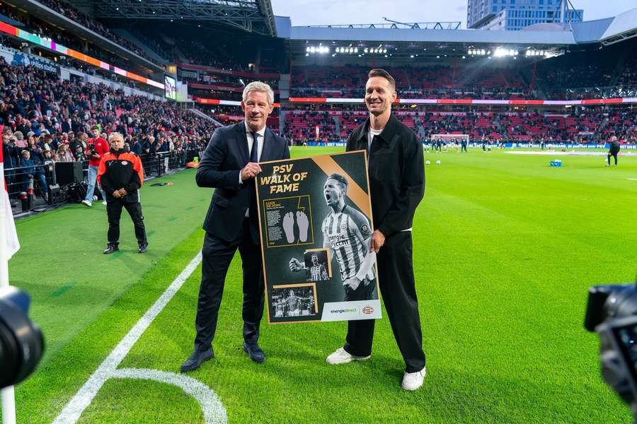 Luuk de Jong faz agora parte do Passeio da Fama do PSV Luuk de Jong faz agora parte do Passeio da Fama do PSV