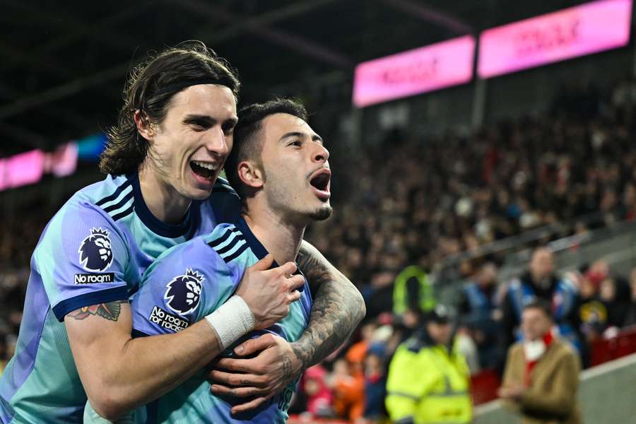 Gabriel Martinelli celebrează alături de Riccardo Calafiori marcarea celui de-al treilea gol pentru Arsenal