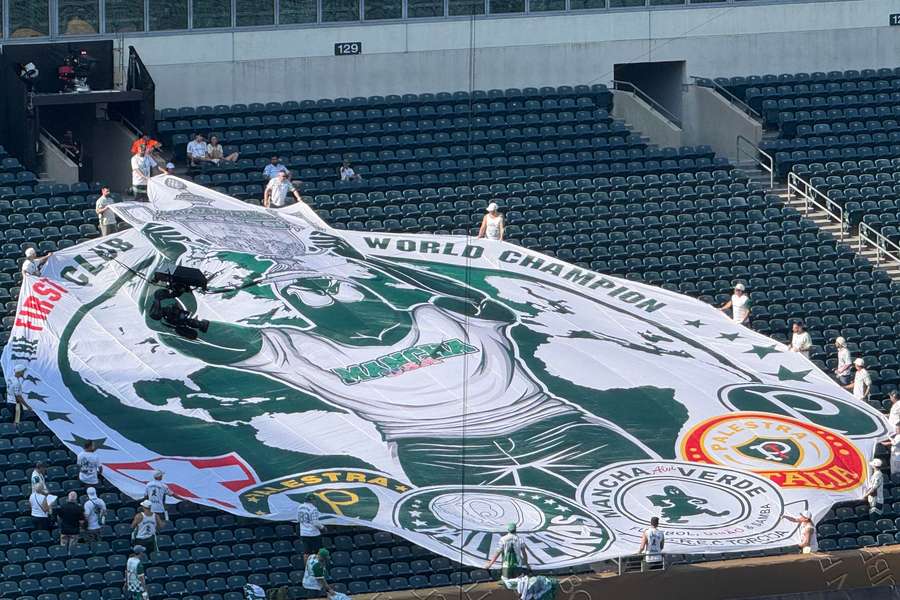 Contra Chelsea, torcida do Palmeiras prepara festa com bandeirão em alusão ao Mundial de 1951