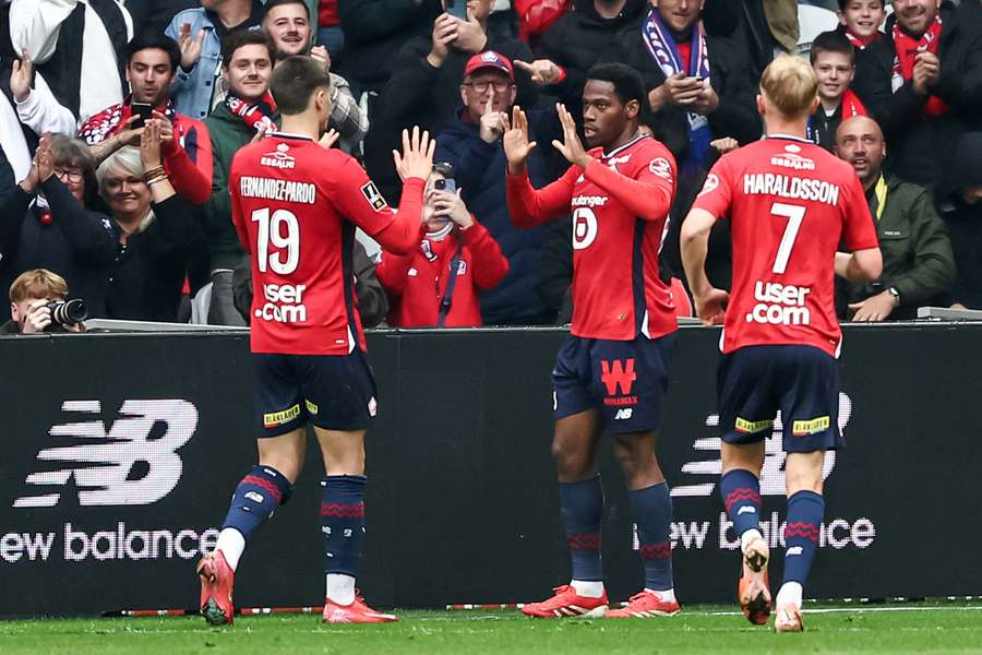 Les Lillois célébrant le premier but de Jonathan David.