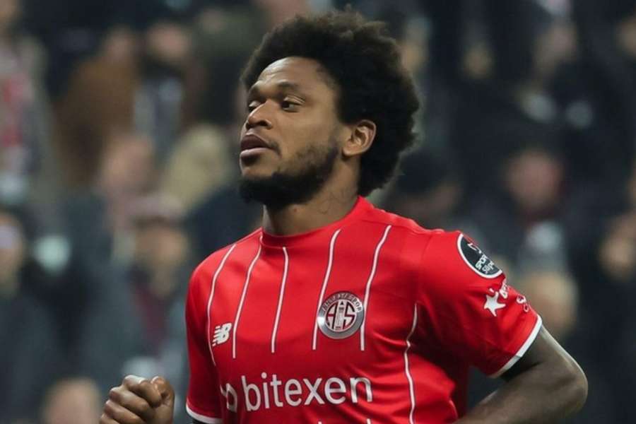 Luiz Adriano atuando pelo Antalyaspor, na Turquia