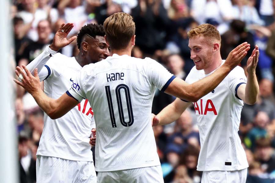 Harry Kane con i compagni del Tottenham